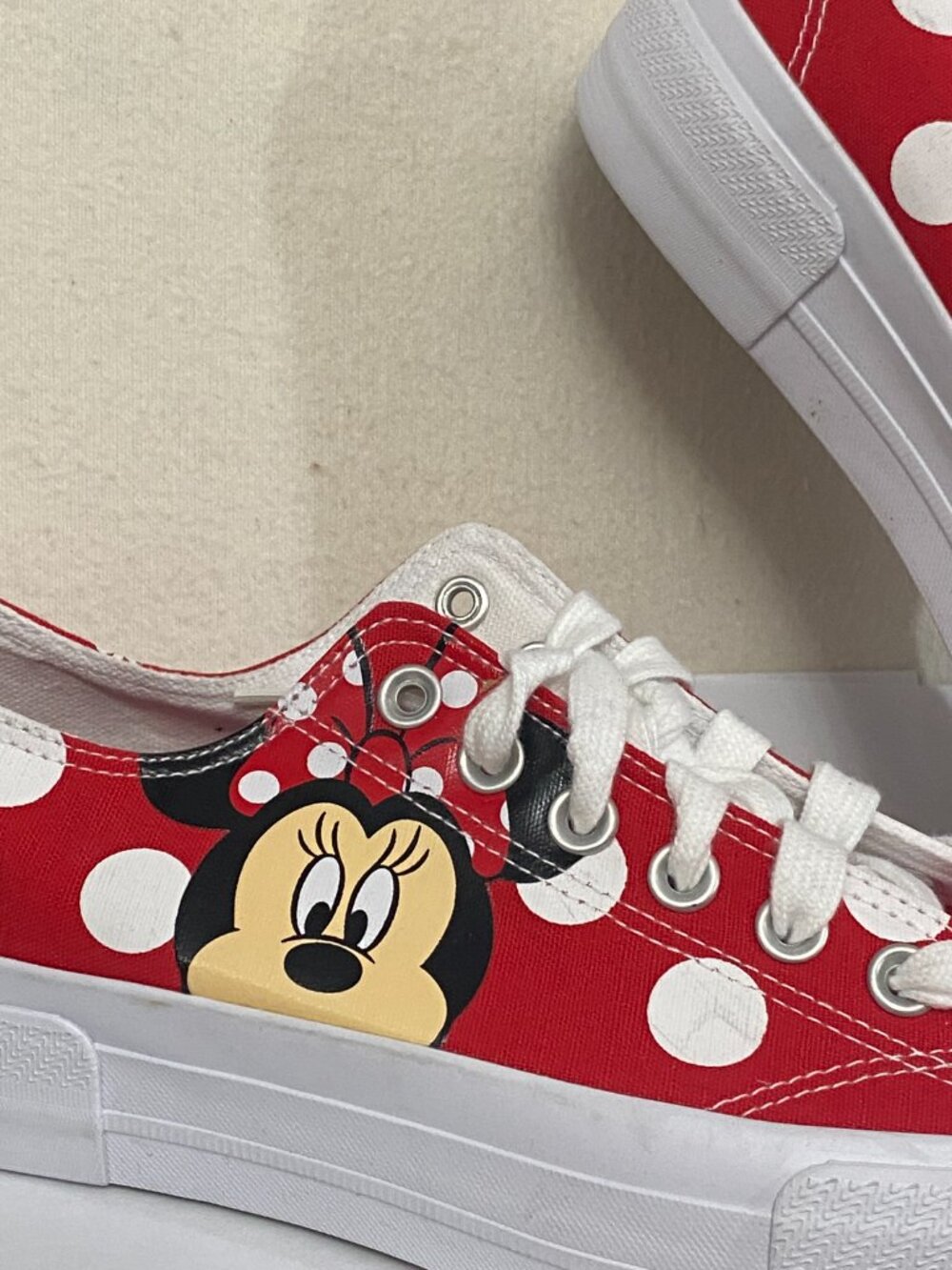 Disney Minnie Mouse Shoes Women's 8 Canvas Red White Polka Dot Low Top Lace Up. - Picture 2 of 10
